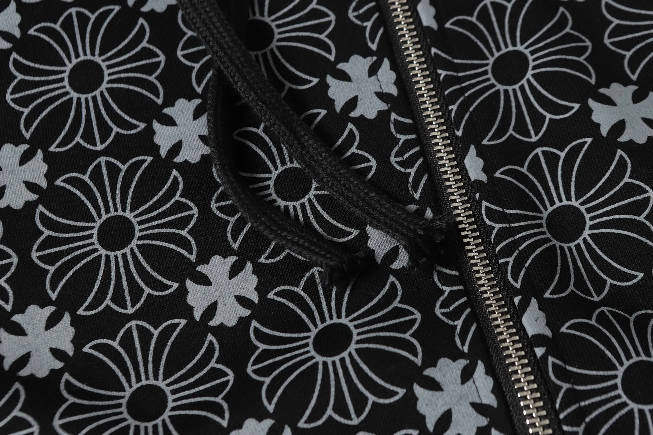 P300 cross-border model, please do not place an order if you are pursuing quality - Chrome Hearts/Chrome Hearts Sanskrit Dark Pattern Horseshoe Sanskrit Cross ✝️ Printed Zipper Sweater Cardigan Jacket - High weight, high density and high quality. The wool is soft, delicate and skin-friendly. It feels soft and silky. It has excellent warmth and skin-friendly properties. - Custom-woven and custom-dyed, no color difference. No matter the fabric or workmanship details, it beats the ordinary version on the market. - Hardware zipper accessories are all customized and full of details. -Colour: Black White Blue -Size: S M L XL